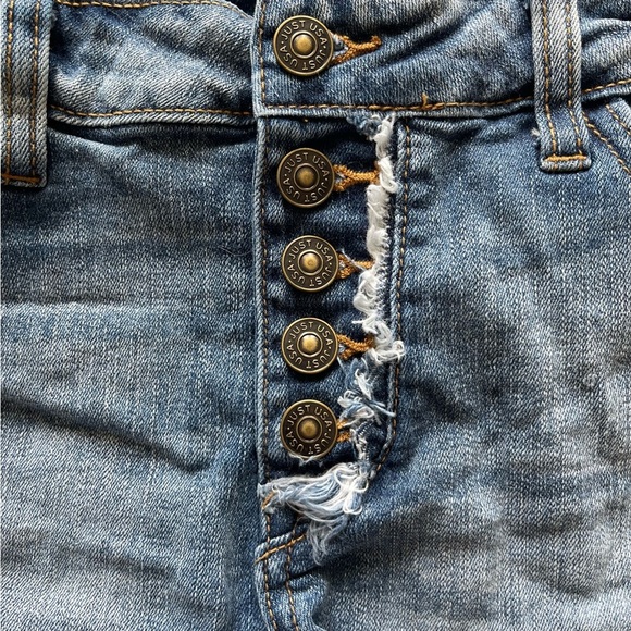 Just Usa Denim Distressed Stretchy Shorts Women’s 28 - Picture 4 of 6